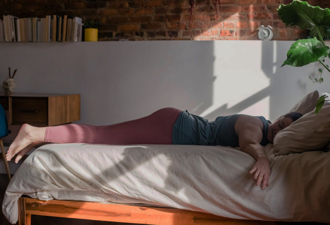 night time sleep shred fat burner supplement helps a woman to lose weight and burn fat while sleeping